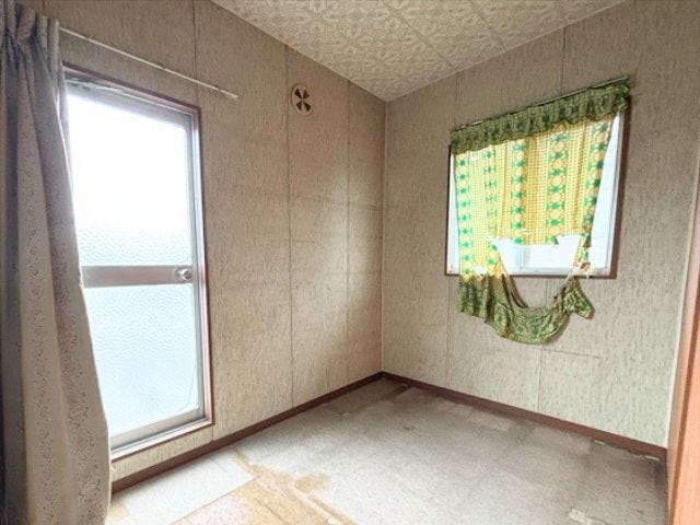 2階納戸:ルーフバルコニーへ出入りできます。テレワーク用の書斎や趣味のお部屋、大容量の収納スペースなど、様々な用途でご活用いただけます。(2025年10月26日撮影)