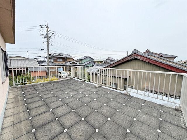 開放感のある広めのバルコニーがあります。プランターでガーデニングを楽しんだり、テーブルと椅子を置いてお食事をしたり、様々な用途にお使いいただけます(2025年10月26日撮影)