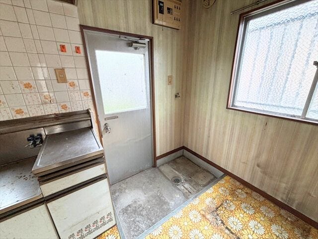 勝手口:玄関から一番遠いキッチンですが、勝手口がある為ゴミ出しなどの家事もスムーズです◎(2025年10月26日撮影)