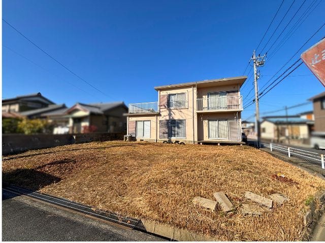 並列3台可能です。間口が広く、車の出し入れがとてもスムーズです。駐車が苦手な方も安心して停めることができ、来客時も安心です。(2025年10月26日撮影)