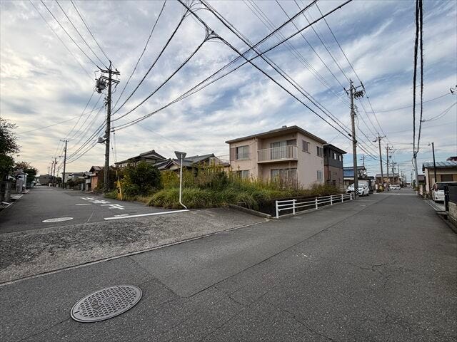 お子様と手を繋いで歩いている横を車が通り抜けれる道幅となっています。安心してお子様と一緒にお出掛けする事が出来ます。(2025年10月26日撮影)