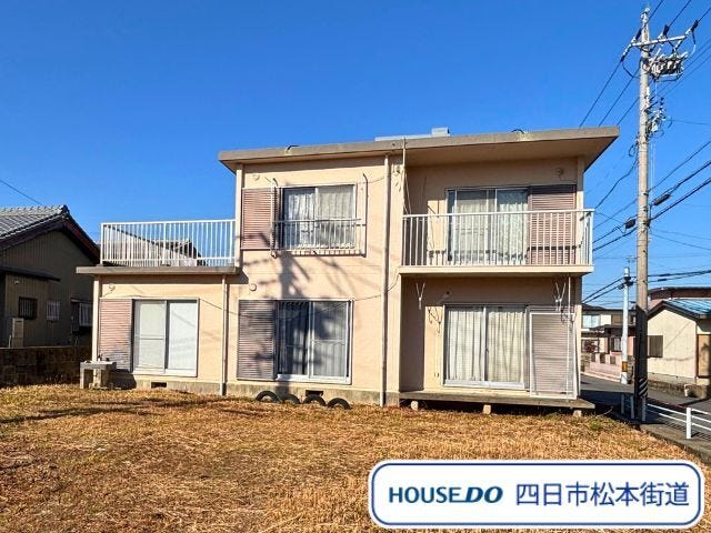 【外観】
楠小学校/楠中学校エリアの6SDK一戸建てです。駐車場は3台可能です。全居室6帖以上、大きな荷物をスッキリ収納できる納戸があり、暮らしやすい間取りです。(2025年10月26日撮影)