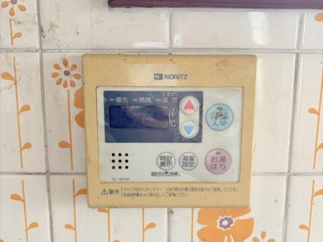 部屋からスイッチ一つで湯張り、温度調整などができます。(2025年10月26日撮影)