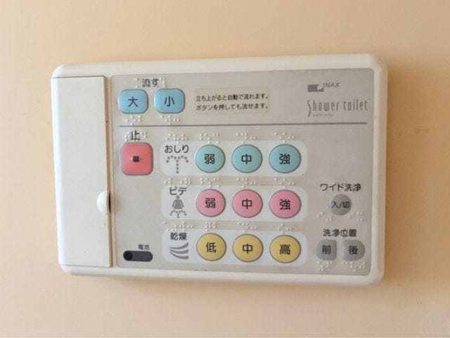 ウォシュレット機能付ですので寒い時期も便座を温かくでき安心して座ることができます。(2025年10月26日撮影)