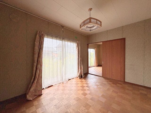 1階6帖:ダイニングキッチンと隣接しているので、リビングとしてお使いいただけるお部屋です。2面採光の為、陽当り通風ともによく。居心地の良い空間です。(2025年10月26日撮影)