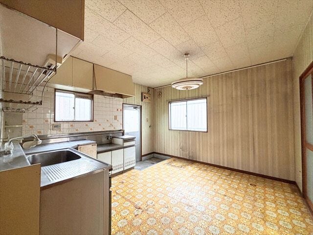 隣の洋室とは、開閉可能な扉でつながっています。扉を開け放てば、広々とした開放的なリビング空間に。ライフスタイルに合わせて、空間を自由に変化させることができます。(2025年10月26日撮影)