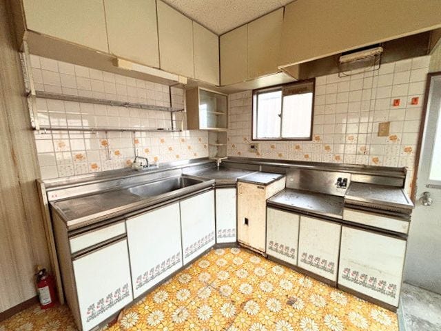 調理のしやすいL字型キッチンです。収納も充実しているので、片付けも楽々です◎スッキリお使い頂けます。(2025年10月26日撮影)