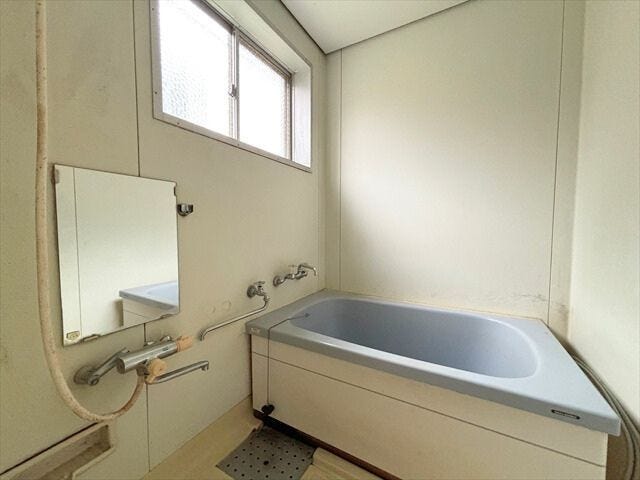 窓付きの浴室は、外の光を感じられる明るく開放的な空間です。換気もスムーズに行えるため、湿気がこもりにくく清潔に保てます。心地よい風と光に癒やされる、快適なバスルームです。(2025年10月26日撮影)