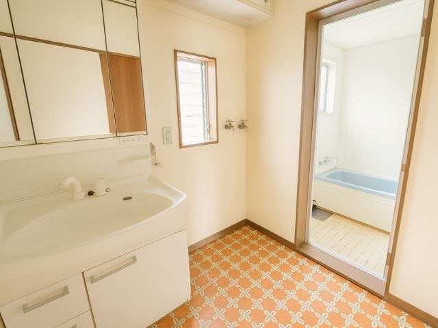 ライト付きの3面鏡で見やすく、鏡裏にも収納豊富です。シャワー付で手洗い洗濯や洗面台のお掃除もしやすくとても便利です♪※画質修正しています(2025年10月26日撮影)