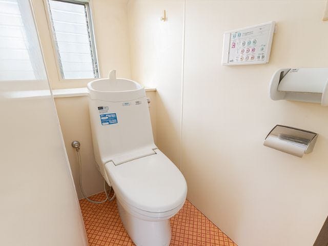 温水洗浄便座を完備しており、いつでも快適にご利用いただけます。すっきりとシンプルな空間で、毎日の生活をより心地よく過ごせます。※画質修正しています(2025年10月26日撮影)