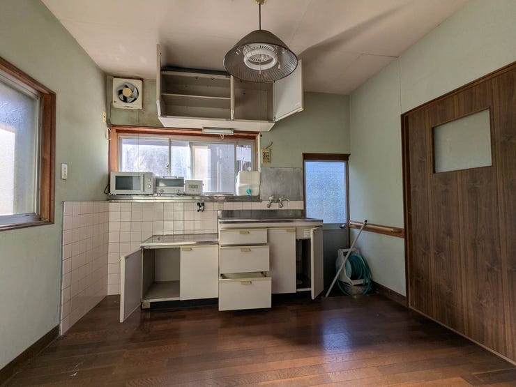 弊社では中古物件のリフォームも幅広く対応しております!
クロスの張替え等の軽微な手直しや、水回り、全体のリノベーションまでお気軽にご相談ください♪