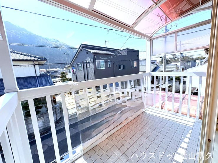 太陽の光をたっぷり浴びたお布団の心地よさは、この家ならではの贅沢。ガーデニングも楽しめる広さです。