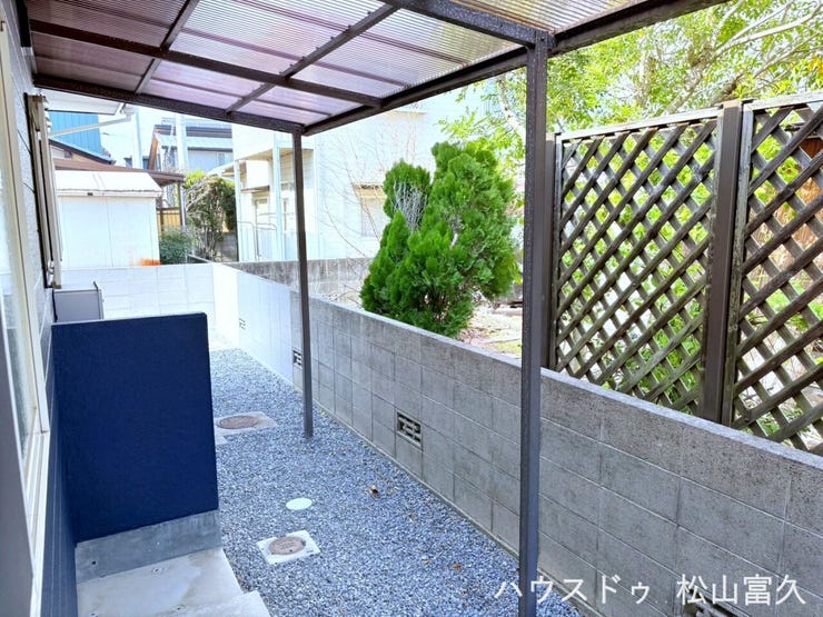 閑静な住宅街に調和する、落ち着いた雰囲気の外観。南向きの立地を活かした設計で、建物全体が明るい印象です。