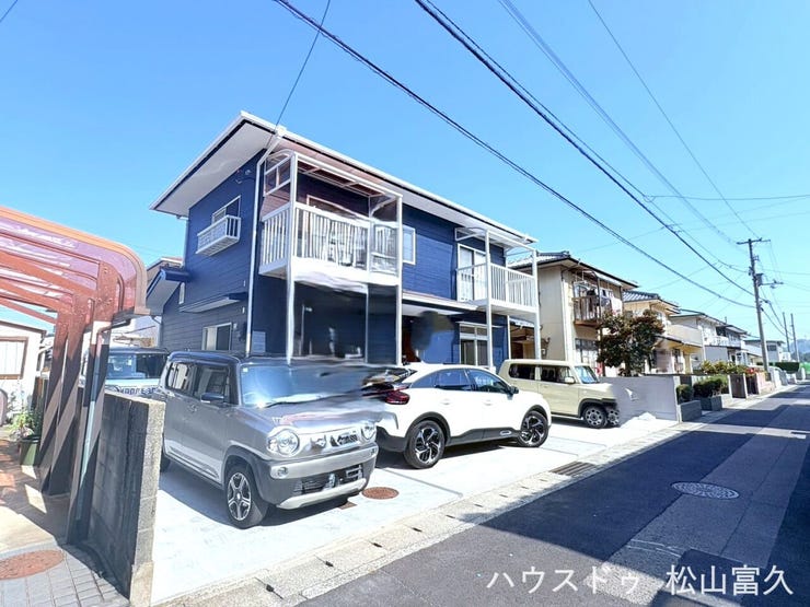 外構工事も実施されており、スッキリとした印象を与えます。4台分の駐車スペースは、来客時にも重宝する大きな価値です。