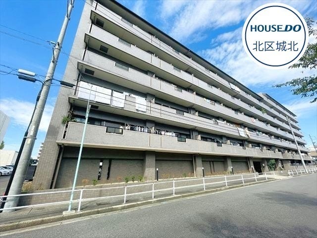 【外観】
名古屋市名城線「志賀本通」駅、ナフコトミダ瑠璃光店まで徒歩約7分、V・drug辻本通店まで徒歩4分の立地。名古屋市北区辻本通1丁目に、サンマンションアトレ志賀本通 5階部分の登場です。