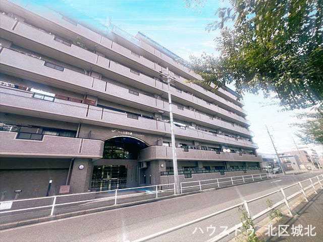 落ち着いた色調と重厚感のある外観が印象的なマンション。バルコニー付きの住戸が並び、日当たりと通風にも配慮された設計です。静かな通り沿いで住環境も良好です。