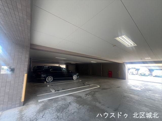 屋根付きの駐車場が完備されたマンションで、雨の日も安心して利用できます。十分なスペースが確保されており、車の出し入れもスムーズに行えます。