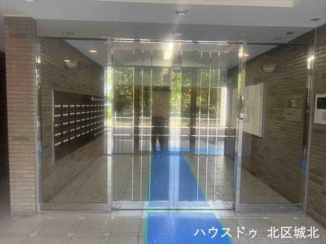 安心のオートロックシステムを採用したマンションエントランス。不審者の侵入を防ぎ、住民の安全を守ります。ガラス張りで明るく開放感があり、清潔感のある空間です。