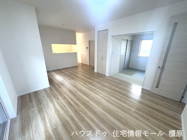 広々とした視線で料理ができる対面式キッチン。ご家族との会話も楽しめる空間です。