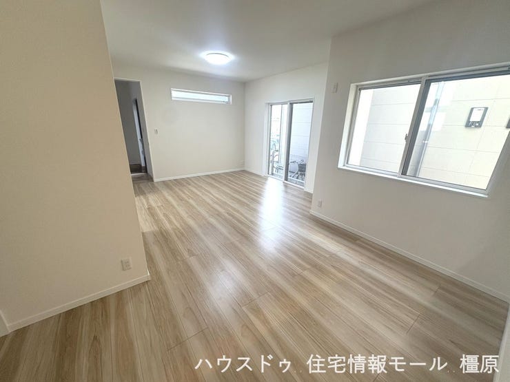 南向きのLDKは広々18帖!キッチン部分にまで床暖房を完備しております。