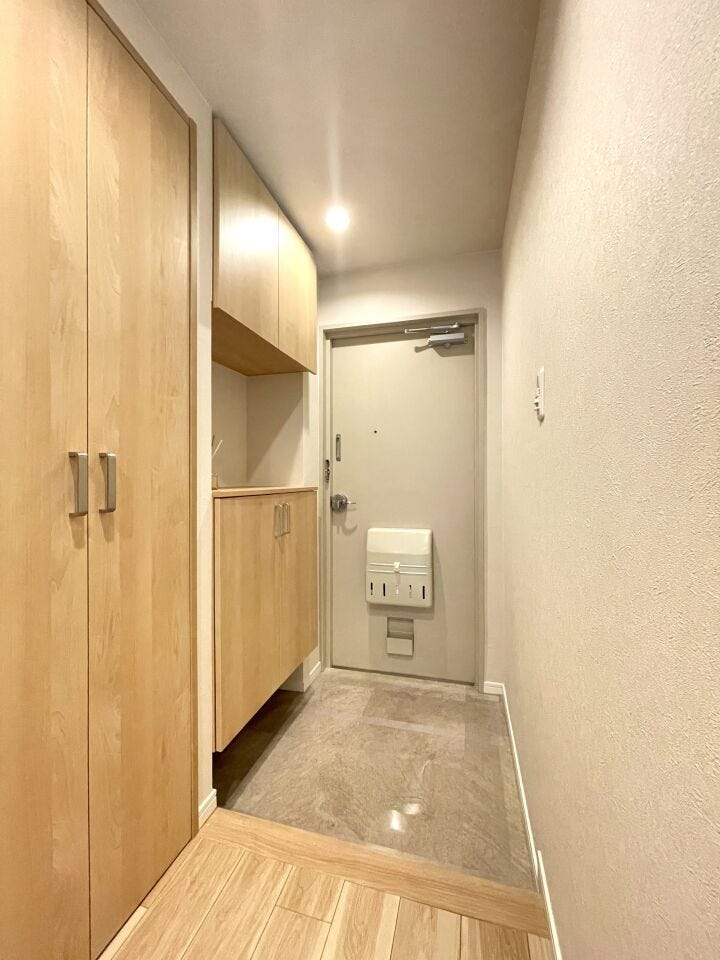 ◇玄関◇
・使い勝手の良い下足収納があり、外から帰ってきて汚れた靴、レインコート、傘や外遊びグッズ等を収納するのに大変重宝します。明るく温かな雰囲気で家族の帰りや来訪者を出迎えてくれる玄関です。