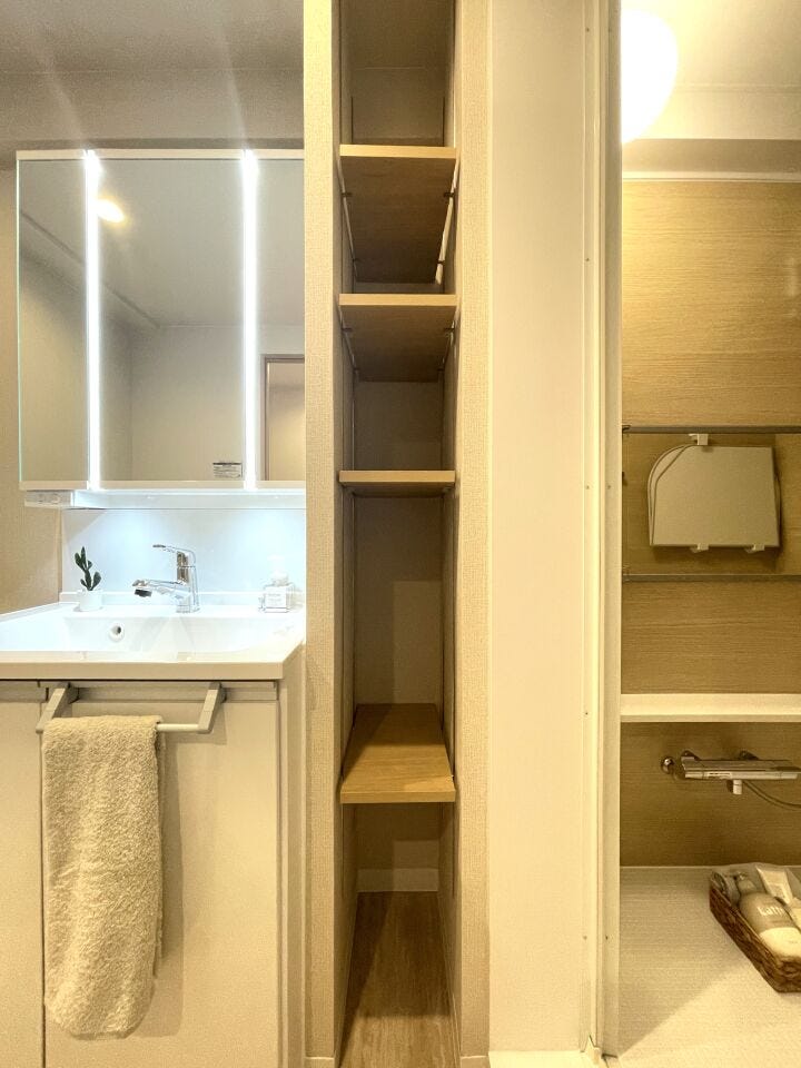 ◇洗面収納◇
洗面室には収納スペースがあります。洗剤やタオル、アメニティグッズなどを収納でき、ついつい散らかってしまいがちな洗面脱衣室を常に快適な状態に保つことができます。