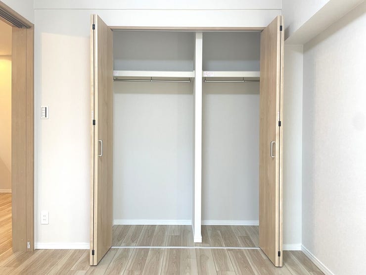 ◇クローゼット◇
大容量のクローゼット完備。お洋服もたくさん収納できて、お部屋がスッキリします。ハンガーパイプが設置されており外套や大切なお洋服は傷まないよう、そのままかけて収納できます。