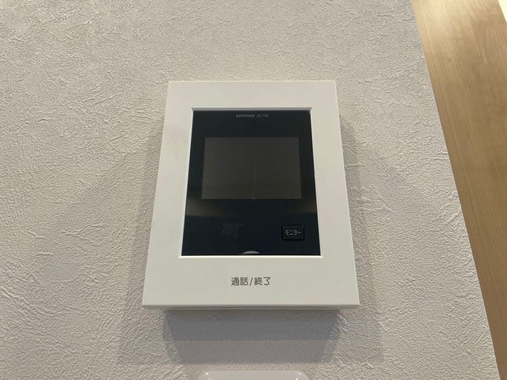 ◇TVモニター付インターホン◇
TVモニターで訪問者を確認してから会話することができますので、安心して対応していただけます。また、姿を見られたくない空き巣や不審者が嫌がるため防犯効果も高まります。