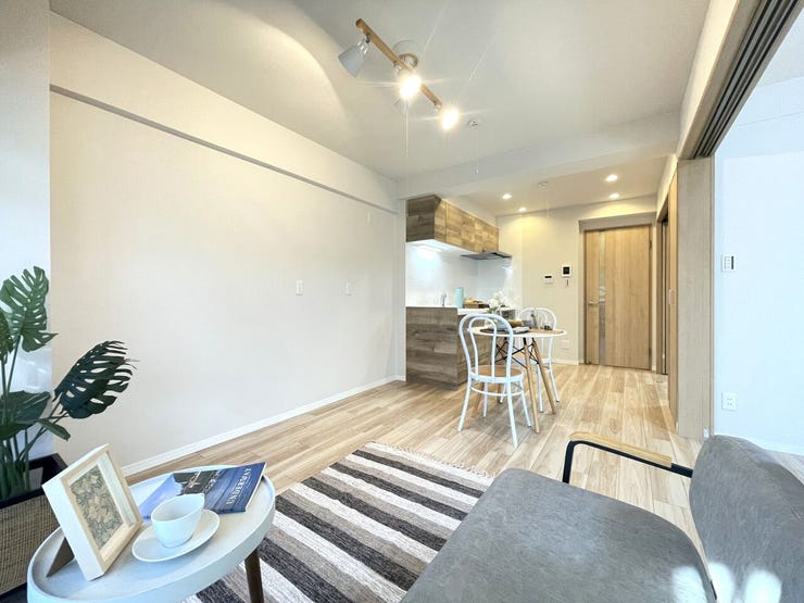 ◇リビング◇
過ごす時間と共に刻々と表情を変えていく住まい、季節によってさまざまな表情を見せてくれるわが家は、時を重ね思いを紡ぐ場所です。ご家族の一家団欒を心ゆくまでお楽しみください。