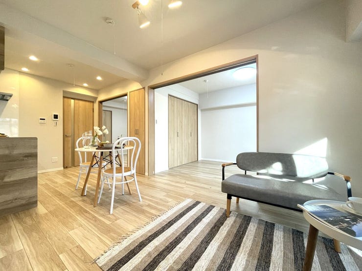 ◇リビング◇
豊かな陽光が、照らしだす空間、この場所は、たくさんの笑顔とたくさんの笑い声がこだまする場所、豊かな光に満ちた時がもたらす心地よい時間をお楽しみください。