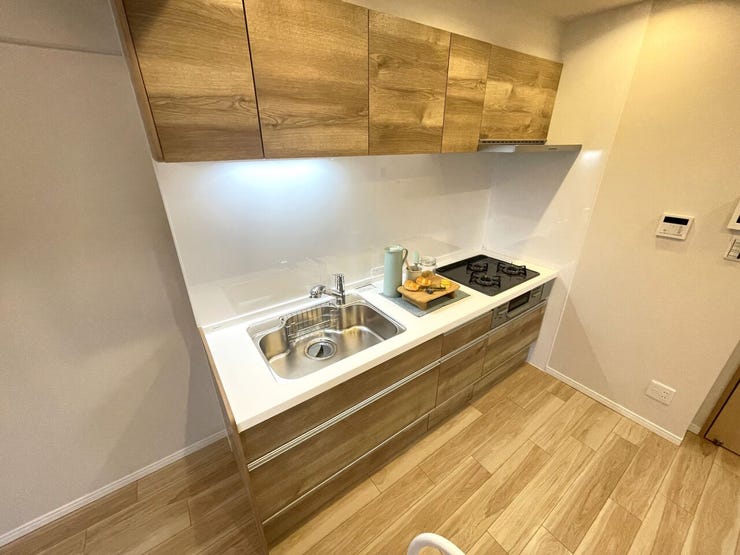 ◇キッチン◇
システムキッチンを採用。十分な調理スペースのあるスッキリしたキッチンとなっています。調理器具などをしまえるキャビネットも豊富で調理の作業効率も上がります。毎日の家事がより快適になります