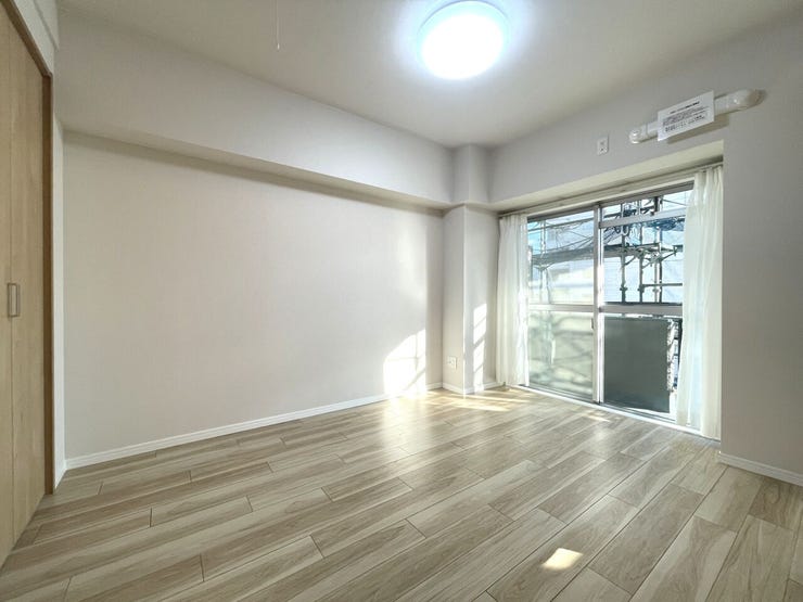 ◇洋室◇
プライベートなお部屋では静かに時を過ごしたい。読書をして、物思いにふける・・
1日の多くの時間を過ごす空間は快適でありたいですね。光りに満たされた安らぎの空間がここにあります。