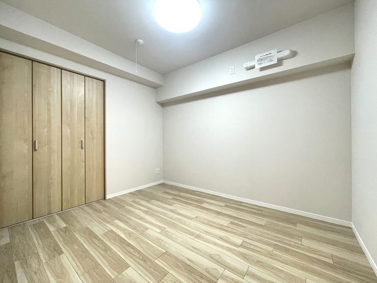 ◇洋室◇
家族の成長に合わせ多目的に使える居室です。お子様のお部屋や、趣味のお部屋にしたり、使いやすい造りのお部屋になっています。クローゼット完備です。