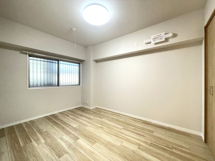 ◇洋室◇
北側のお部屋ですが、明るく柔らかな光が長時間続くので、勉強や読書など落ち着いて作業するのに最適なお部屋です。お子様のお部屋や趣味部屋にいかがですか。