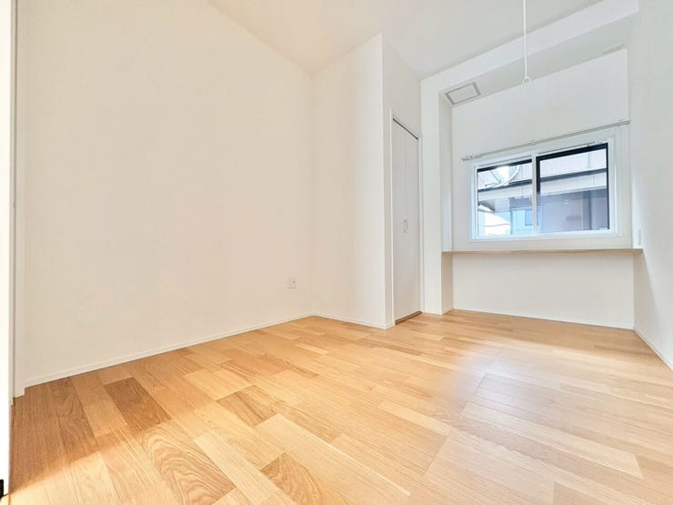 1F洋室。
コンセントと机があるので、テレワーク/子供の勉強机/ゲーム等様々な使用用途を考えれます♪
もちろん客間でも!!(クローゼット付)