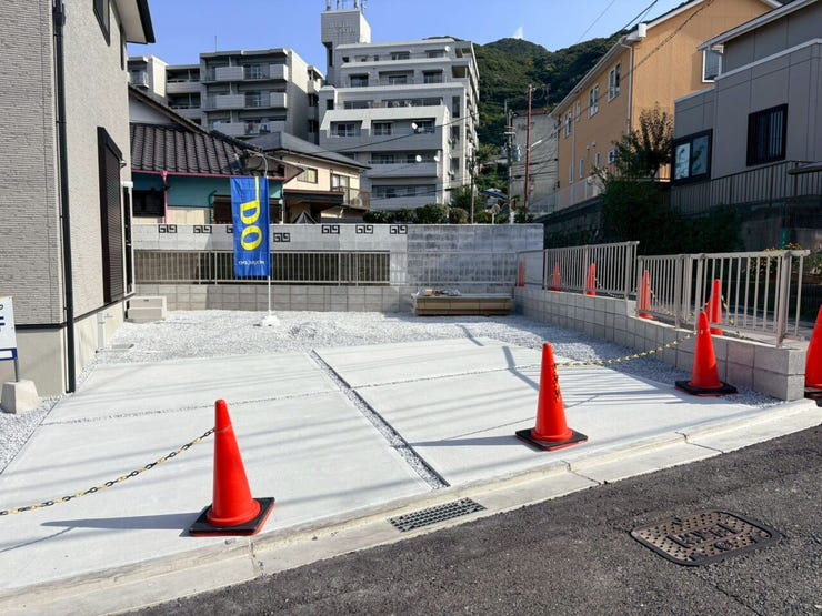 駐車スペース広々♪
止め方次第では4台程度駐車出来そうです…(車種にもよります)