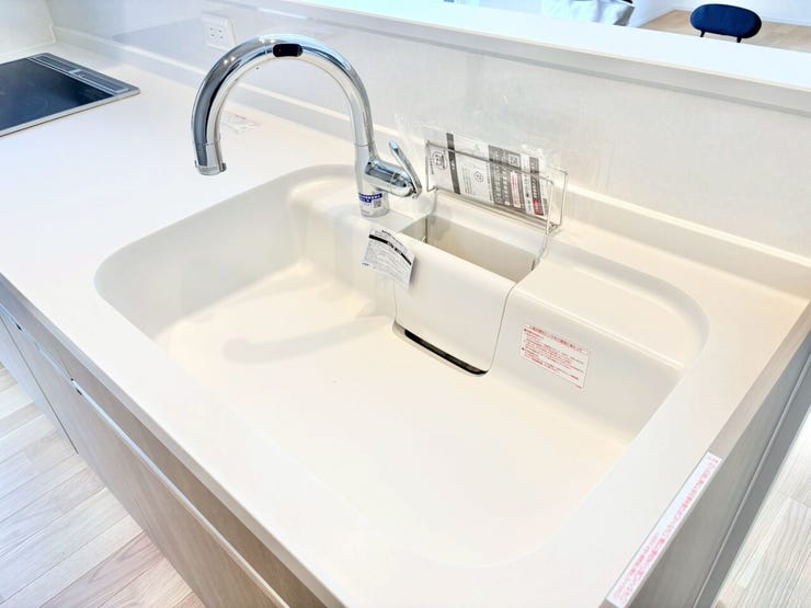 センサー式水栓です!料理中に手は汚れても水栓は汚さない!