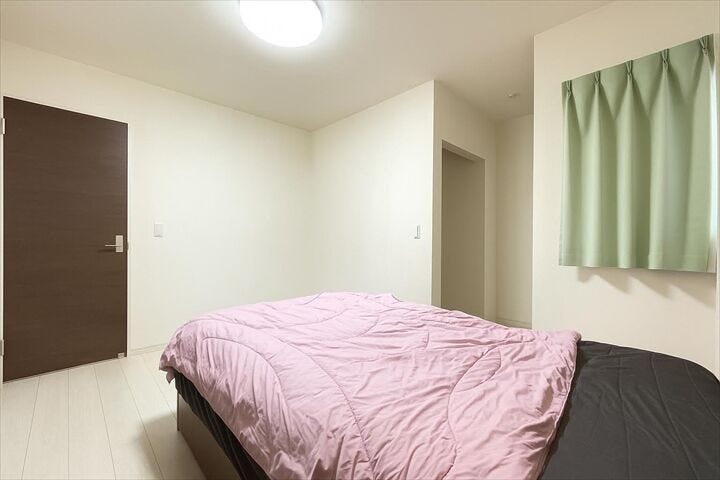 白を基調としたお部屋には、どんなインテリアも合わせやすく、
開放感や清潔感ある空間にしてくれます。