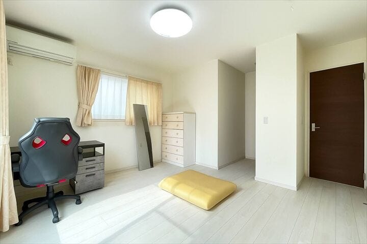 バルコニーに面したお部屋です。
お天気のいい日にはたっぷりと陽を取り込むことができ、
ベッドの上のお布団もふかふかになりそうですね。