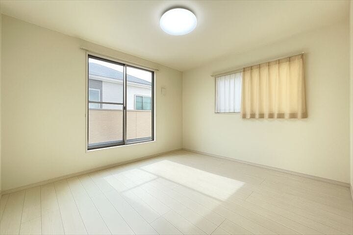 2面の窓からしっかり採光を感じることができます。
起床したら、空気の入れ替えなどで1日を始めてもいいですね。