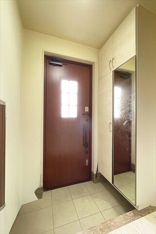 玄関には収納棚が設置されています。
家族全員分の靴など片付けておけるので
スッキリとした空間を保てます◎