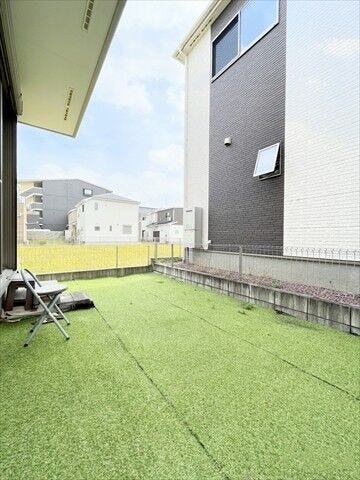 日差しを遮るオーニングやシェードなどを設置すれば夏場でも快適なスペースとなります。
設置することで、室内温度の上昇を抑えるとともに、エアコンなどの電気使用量を低減することにもつながりますね。