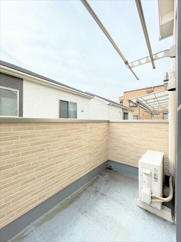 洗濯物を干すだけではなく、おしゃれに活用できれば生活がもっと豊かになります。
光もたっぷり差し込むため、部屋の奥まで自然光が明るく照らします。