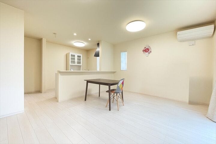 キッチンやダイニングも見渡せるので、別々の場所にいても時間を共有しやすいです。
家族みんながそれぞれに好きなことを楽しめるのも大切なことですね。