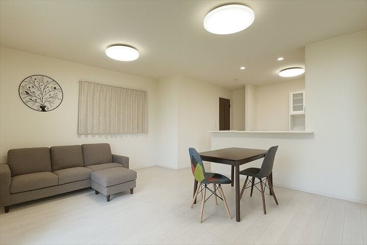 大きめのソファーを設置して自然と家族が集まる空間に◎
ほっこりと安らげるリビングなら、必然的に家族と過ごす時間も増えますね。