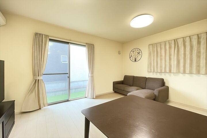 絨毯ラグをひけば思わず寝転がりたくなってしまうような広々空間です。
子供が走り回っても気兼ねないリビングダイニングです。