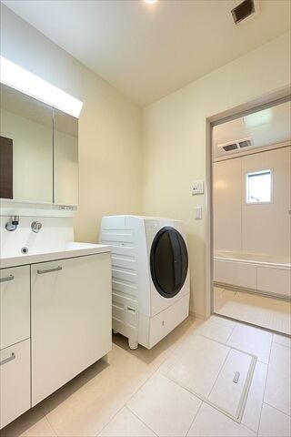 洗面台の鏡裏は収納スペースになっています。
隠す収納でスッキリ周辺を片付けることが出来ます。
小さめのドライヤーならすっぽり収まります。