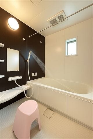 明るくのびのびと入浴できる浴室。
浴室乾燥機付きなので雨の日のお洗濯物干し場に困る事もなさそうです。
しっかりと換気ができるのも嬉しいですね。