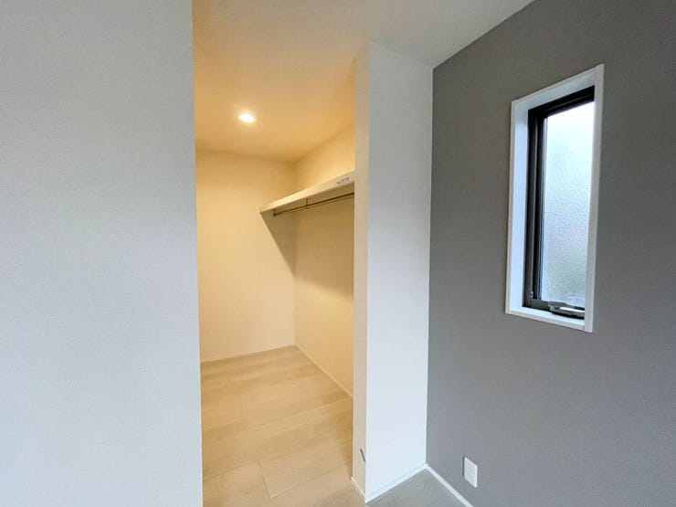 ◇ウォークインクローゼット◇
季節物のお洋服などしっかり収納できます♪旅行鞄などかさばる収納もすっきり片付きますね♪