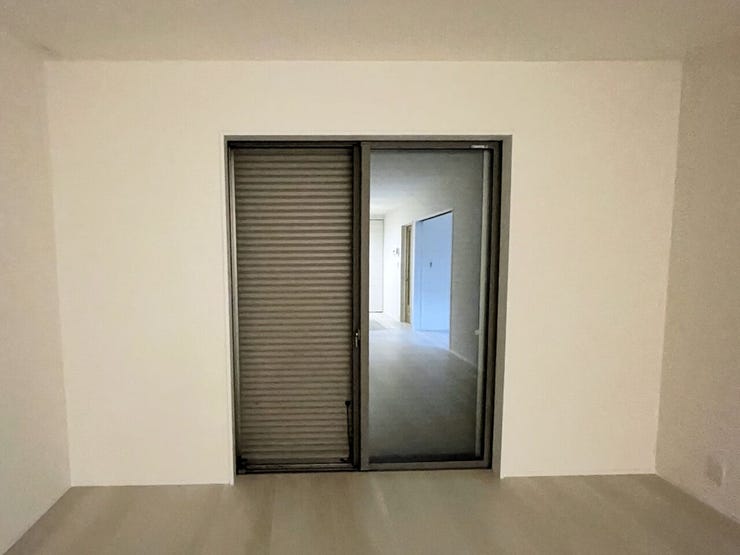 ○シャッター雨戸○
開閉に力が要らないシャッターを採用しています♪
外出時や旅行時の防犯、台風など雨風の強い日にも安心ですね♪